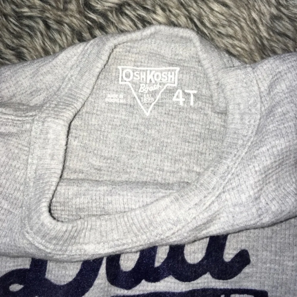 Oshkosh boy’s long sleeve gray navy print Tshirt size 4T